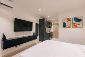 7 Minutes from the Airport - Chic Studio